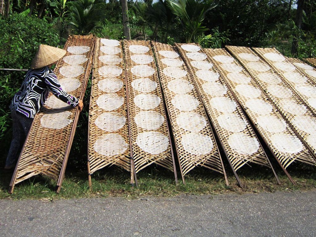 Visitors appreciate local specialties such as handmade crispy rice (banh trang)